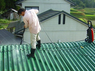 Wash the roof with the high pressure washing machine