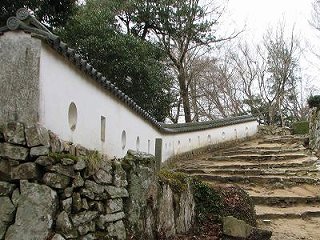 ふいご峠からの登城坂と土塀の写真