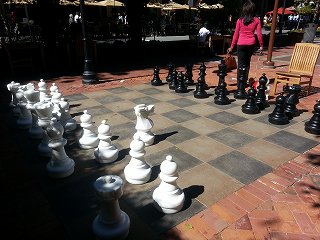 サンタナ・ロウ・ショッピングセンター近くの路上にあったチェス