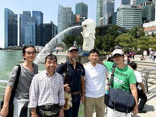 シンガポールで有名なマーライオンの像の前で撮影