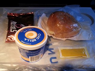 飛行の中程で出た機内食