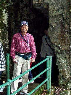 山口県、長門峡の北海洞門での筆者の写真