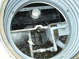 合併処理浄化槽の接触ばっ気槽(下)と沈殿槽(中)と消毒槽(上)