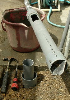 井戸掘り器と井戸に挿入した井戸枠