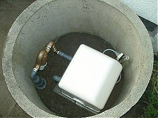 井戸とポンプをコンクリートの井戸枠に入れる