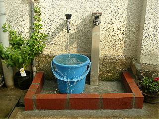 井戸と水道との蛇口の写真