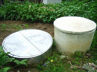 田舎の自宅の掘り抜き井戸とポンプ室の写真