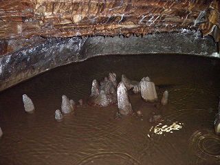 洞内の鍾乳石、見返りの池