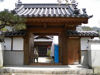 圀勝寺の山門の写真