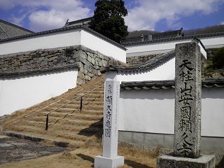 頼久寺入口の石段と案内の石碑の写真