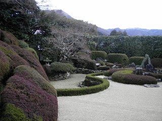 頼久寺の小堀遠州作の蓬莱式枯山水庭園の写真