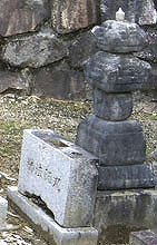頼久寺の勝法師丸の墓