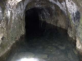 新美川鉱山の坑道の写真
