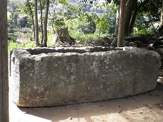 造山古墳の上の神社にあった石棺