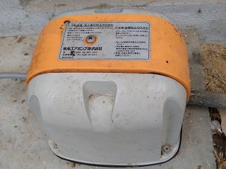浄化槽用エアーポンプ(安栄のAP-80)の写真