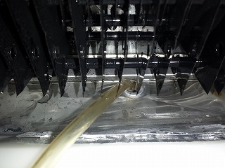 冷却器の下の排水口の解凍