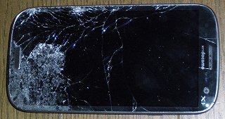 Galaxy S3前面ガラス割れとガラスの除去中の写真