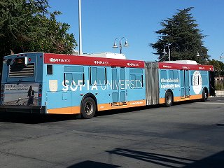 2連結の大型バス