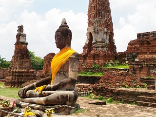 仏教寺院跡(ワット・マハタート)にある修復された仏像