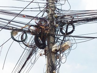 タイの電柱の電線の状態
