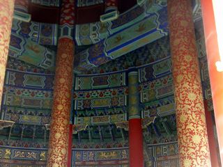 祈念殿内の柱と装飾