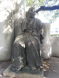 元大阪府知事の林市蔵の銅像